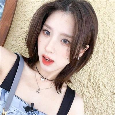 玻璃橱窗中的姑娘